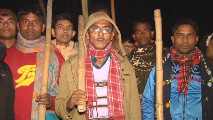 ঈশ্বরদীতে ডাকাত আতঙ্ক, রাত জেগে গ্রাম পাহারায় গোকুলনগরবাসী