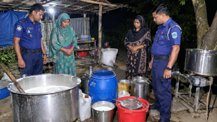 বেড়ায় ব্লিচিং পাউডার-জেল-পাম অয়েল দিয়ে নকল দুধ, জরিমানা ১ লাখ টাকা
