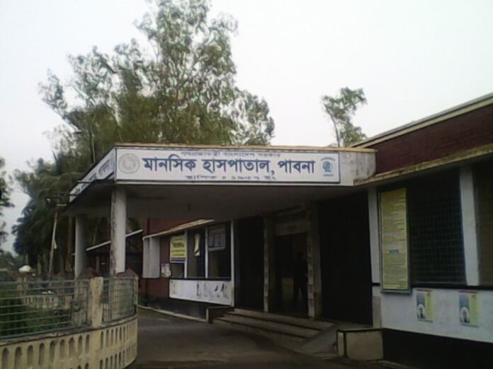 সাত দশকেও বিশ্রামাগার হয়নি পাবনা মানসিক হাসপাতালে, দুর্ভোগে রোগীর স্বজনেরা
